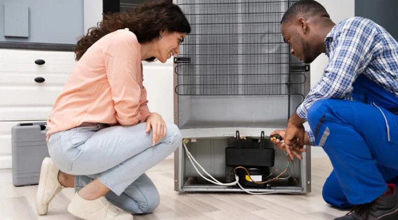 Dấu hiệu nhận biết tủ lạnh cần bảo dưỡng hoặc sửa chữa qua hiện tượng rò rỉ